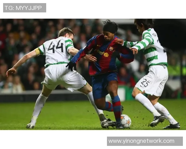 国外足球明星化身呆萌角色展现幽默一面引发粉丝热议